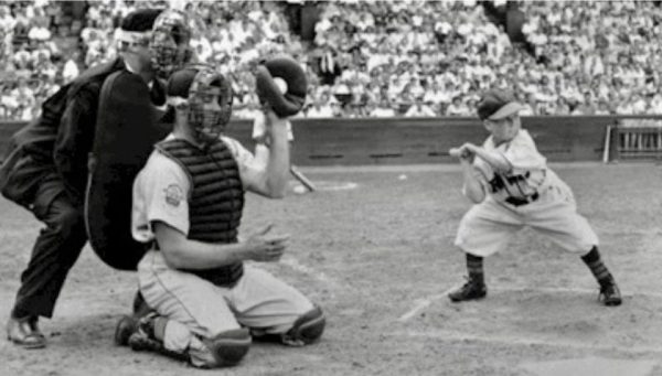 eddie-gaedel-at-bat